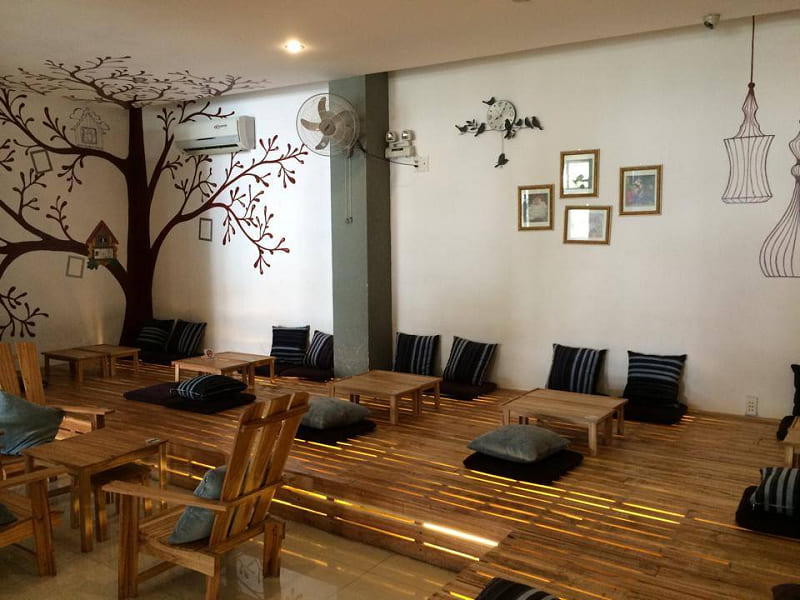 Trang trí tường quán trà với đồ decor mây tre đan mộc mạc, gần gũi thiên nhiên